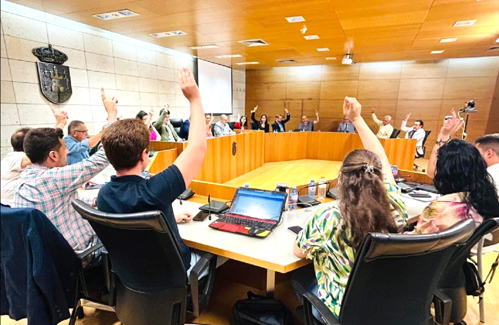 El pleno reprueba los actos de abuso de menores y la retirada de distinciones honoríficas a Juan Martínez